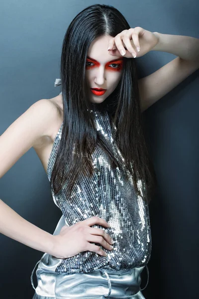 Modelo de moda mujer con rojo maquillaje — Foto de Stock