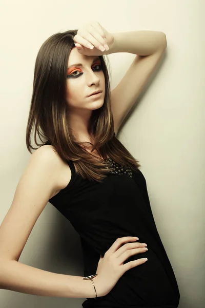Unga kvinnliga ansikte med ljusa mode mångfärgade make-up — Stockfoto