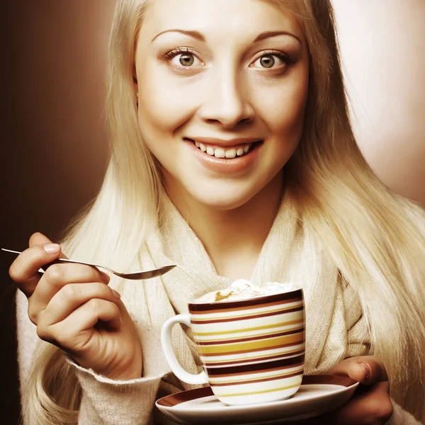 Beautiful woman drinking coffee. studio shot. — Stock Photo, Image