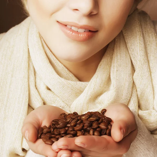 Attractive woman holding coffee beans. — Stock Photo, Image