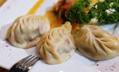 Köfte, mantı - geleneksel et yemek Orta Asya