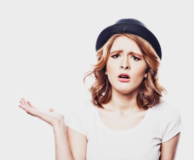 Şaşkın şok sarışın kadının kapalı atış yaygın olarak açıldı ağız tutar, kameraya benziyor, beyaz arka plan üzerinde izole rahat kıyafetler giyer. Çekici kadın model kapalı. Yaşam tarzı kavramı.