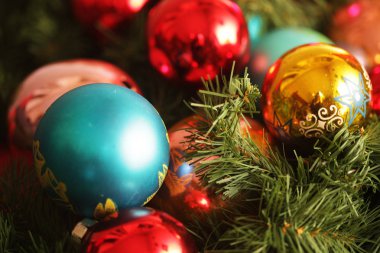 Renkli Noel topları topluluğu