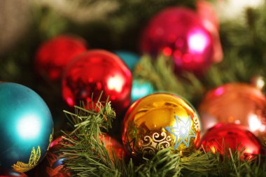 Renkli Noel topları topluluğu