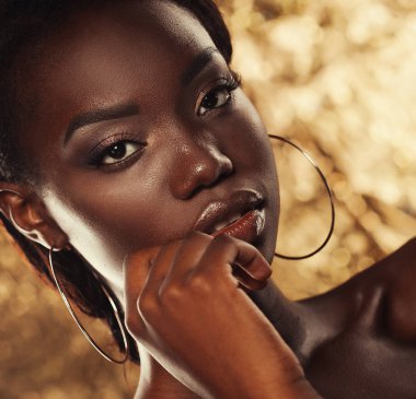 Güzellik kavramı: renkli şehvetli genç Afrikalı kadın portresi makyaj