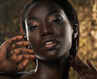 Güzellik kavramı: renkli şehvetli genç Afrikalı kadın portresi yapmak kadar yakın çekim