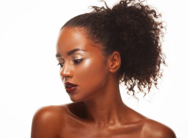Moda ve güzellik konsepti: Çekici Afrikalı Amerikalı kadın yakın plan portresi