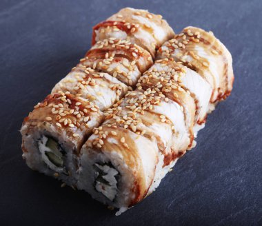 Maki ile gri arka plan üzerinde rulo. Japon Suşi. yakın çekim. 