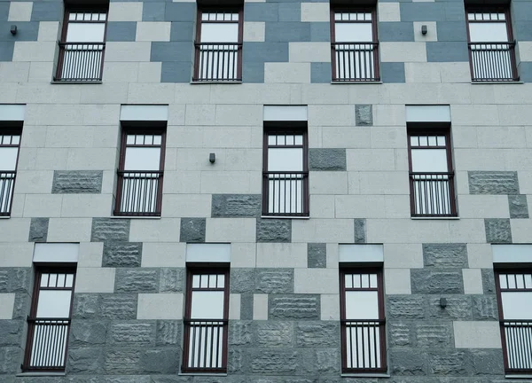 Стена с большим количеством квадратных стеклянных окон на здании. Ритм окон . — стоковое фото
