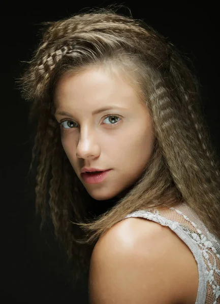 곱슬 머리 금발의 소녀입니다. 물결 모양 헤어스타일으로 아름 다운 모델 여자 — 스톡 사진