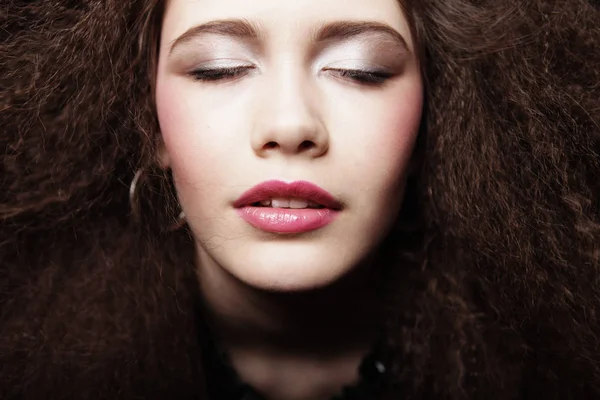 Mooie jonge vrouw met krullend haar en avond make-up. Sieraden en Beauty concept. Mode kunst foto. — Stockfoto