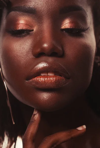 Concepto de belleza: Retrato de una sensual joven africana con maquillaje de color — Foto de Stock