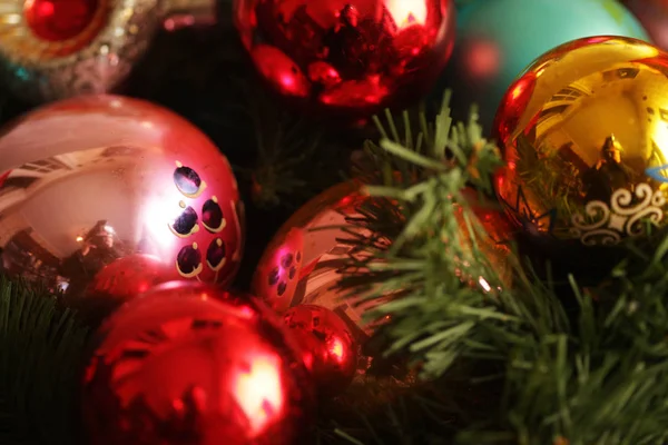 Renkli Noel topları topluluğu