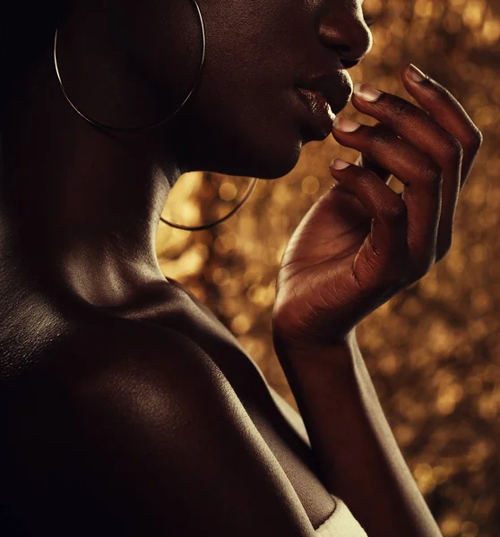 Retrato de estúdio de moda de um extraordinário belo modelo afro-americano com olhos fechados sobre fundo dourado — Fotografia de Stock