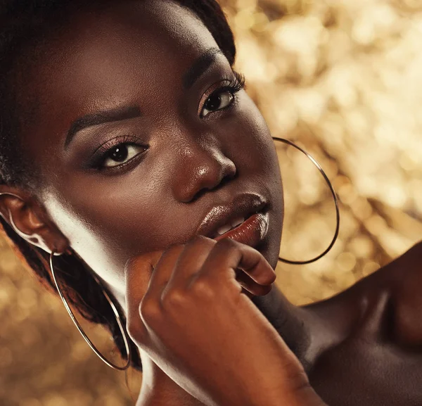 Concepto de belleza: Retrato de una sensual joven africana con maquillaje de color — Foto de Stock