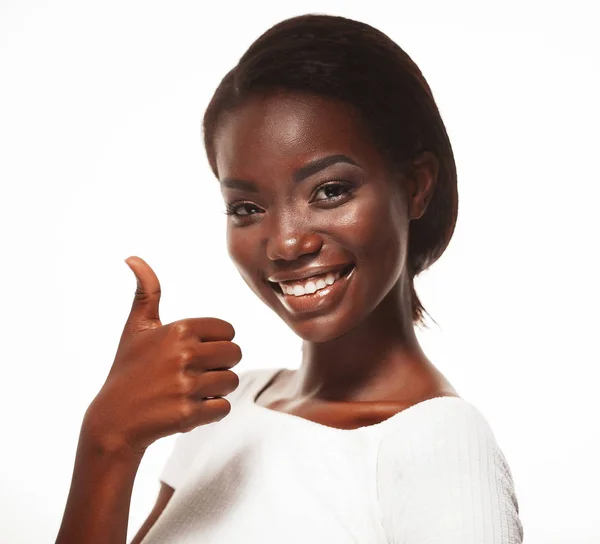 Όμορφη νεαρή γυναίκα αφρικανική σηματοδότηση εντάξει, απομονώνονται σε λευκό φόντο — Φωτογραφία Αρχείου