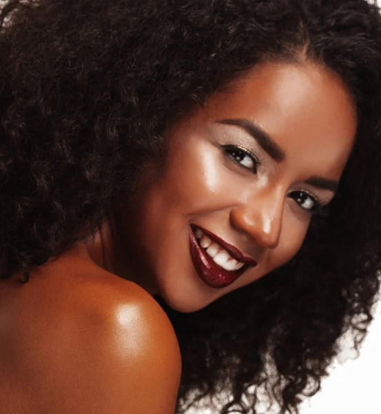 Afro saç stili ve cazibeli makyajlı Afrikalı Amerikalı bir kadının güzel portresi.. — Stok fotoğraf