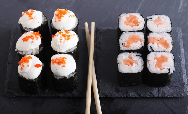 Maki-Rollen mit grauem Hintergrund. Japanisches Sushi. Nahaufnahme. — Stockfoto