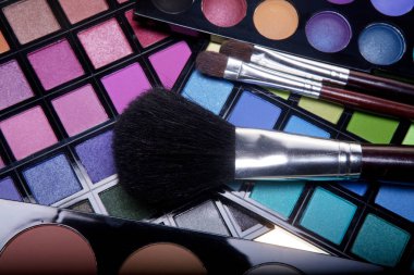 Makyaj koleksiyonu kapat