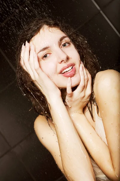 Meisje neemt een douche — Stockfoto