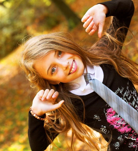 Fille dans le parc d'automne — Photo