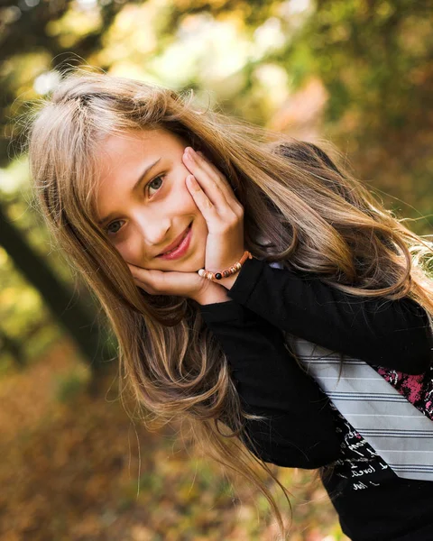 Menina no parque de outono — Fotografia de Stock