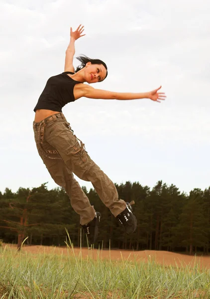 점프 소녀, 여름 날 — 스톡 사진