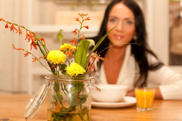 Woman eating salad at home — Stock Photo, Image