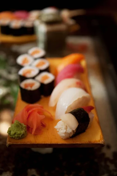 Sabroso sushi en restaraunt japonés — Foto de Stock