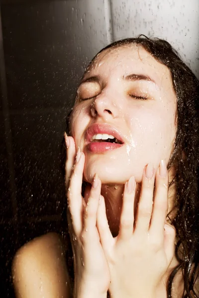 Duşta kız — Stok fotoğraf