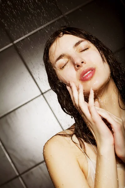 Fille prendre une douche — Photo