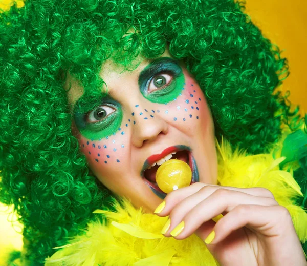 Ragazza con visage creativo con lecca-lecca — Foto Stock