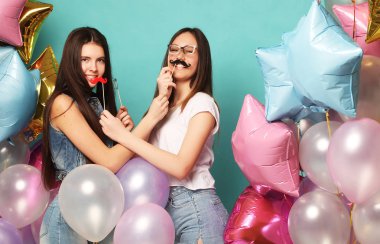 Yaşam tarzı, arkadaşlar ve insanlar konsepti: hippi kızların en iyi arkadaşı 