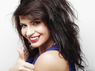 Zafer ya da barış işareti beyaz arka plan üzerinde gösterilen güzel kadın