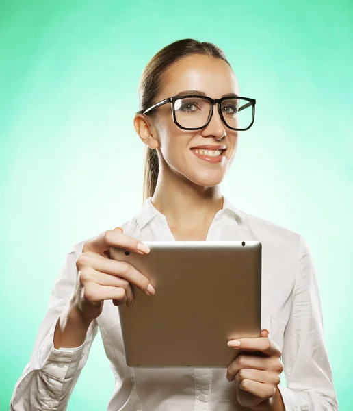 タブレット コンピューターを保持している女性実業家 — ストック写真