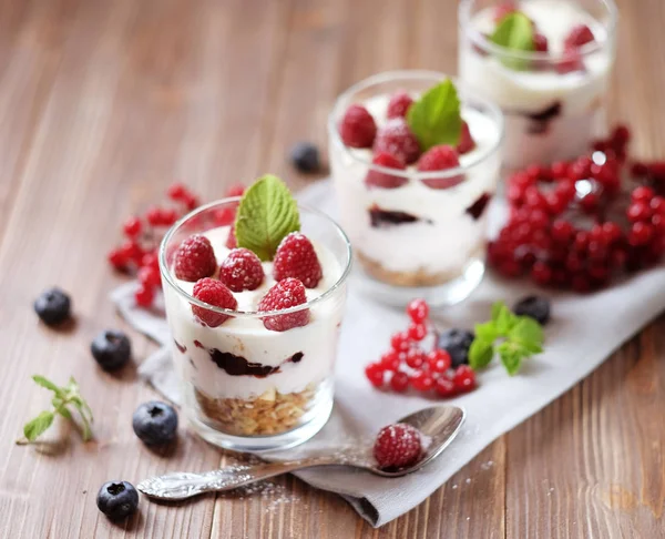 Gesundes Frühstück mit Joghurt und Müsli. Ansicht von oben. Nahaufnahme. — Stockfoto