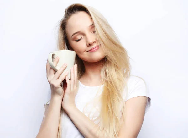 Jeune femme avec tasse blanche - thé ou café, sur fond blanc — Photo