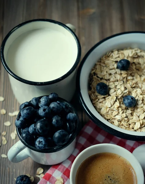 Gesunde Ernährung, Ernährungs- und Ernährungskonzept - leckere Haferflocken mit Beeren und einem Becher Milch und einer Tasse Kaffee.. — Stockfoto