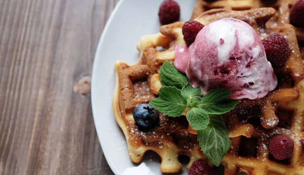 신선한 딸기와 아이스크림 벨기에 와플 — 스톡 사진