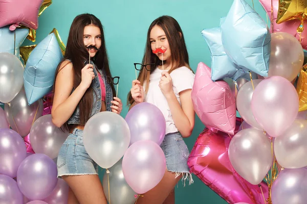 Bereit Zum Feiern Zwei Mädchen Stylischem Sommeroutfit Papierbrille Und Luftballons — Stockfoto