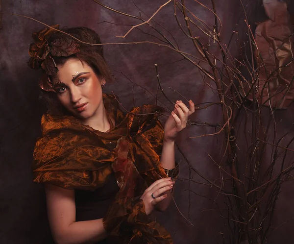 美しさと芸術の概念: 明るい仲直りして乾燥した枝を持つ若い女性 — ストック写真