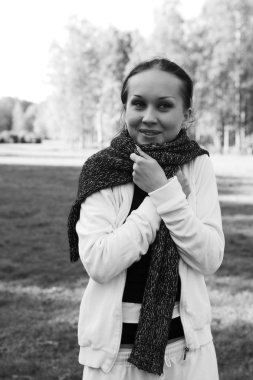 Yaz parkında genç bir kadın