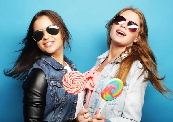 Estilo de vida y el concepto de la gente: Dos amigas de pie juntas y divirtiéndose . — Foto de Stock