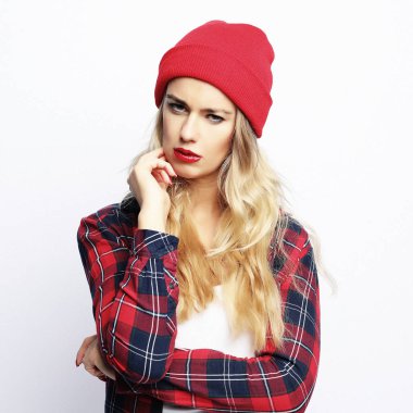 Yaşam tarzı kavramı. Genç ve güzel hipster şık kentsel ekose gömlek ve kırmızı şapka giyen kadar parlak seksi yapmak sarışın kadınla