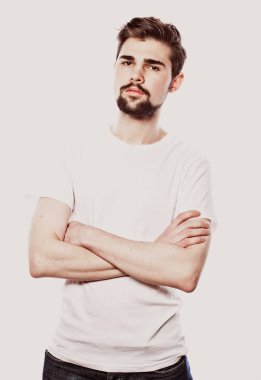 Beyaz arka planda sakallı genç bir adam