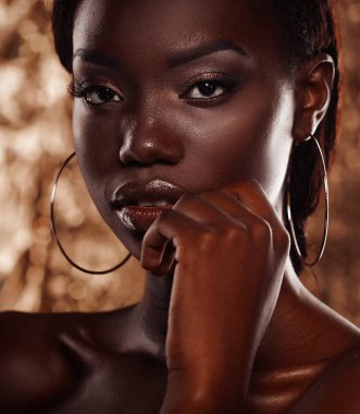 Yaratıcı altın yapmak ile güzel Afrikalı kadın portresi kadar yakın çekim