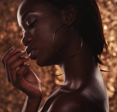 Moda studio bir olağanüstü güzel Afro-Amerikan model altın arka plan üzerinde kapalı gözlerle portresi