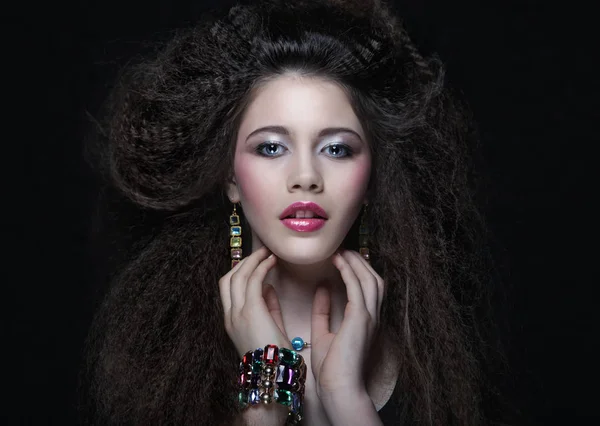 Güzel Genç Kadın Kıvırcık Saçlı Akşam Makyaj Takı Güzellik Kavramı — Stok fotoğraf