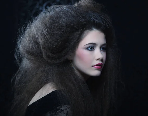 Modeporträt einer jungen schönen Frau mit Schmuck und eleganter Friseur.Perfektes Make-up. beauty style model.close up. — Stockfoto