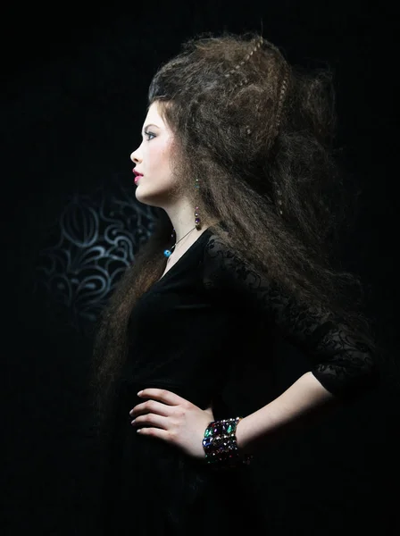 Portret van mooie vrouw in zwarte jurk met mode kapsel. Mode en schoonheidsconcept. — Stockfoto